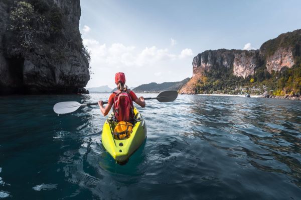 A kayaker using a feathered paddle | kayaking info A kayaker using a feathered paddle